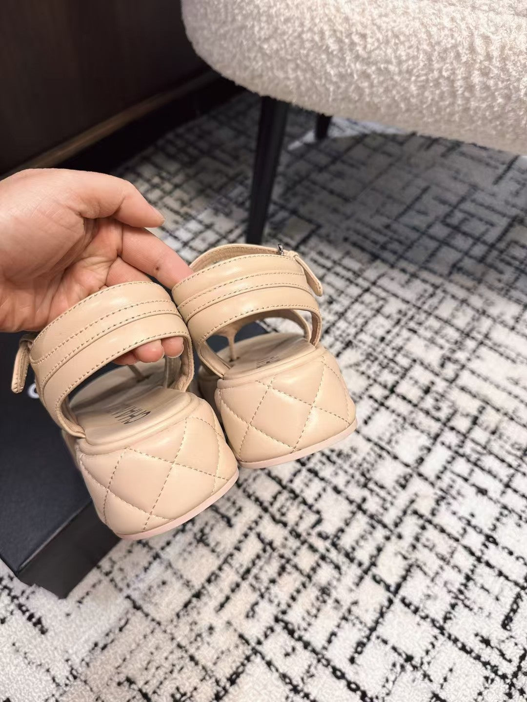 THICK-SOLED THONG SANDAL IN MACAROON BEIGE LAMBSKIN