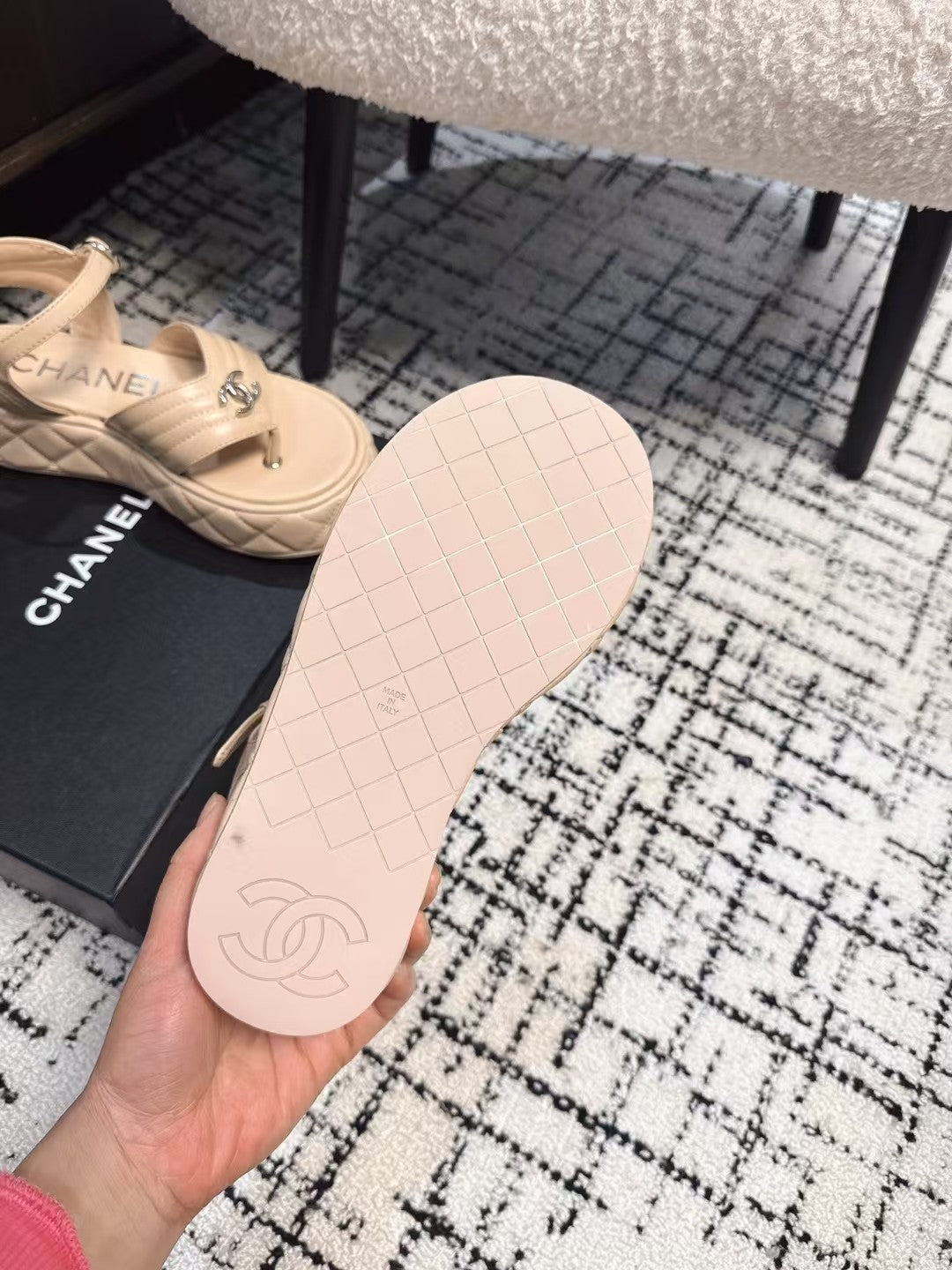 THICK-SOLED THONG SANDAL IN MACAROON BEIGE LAMBSKIN