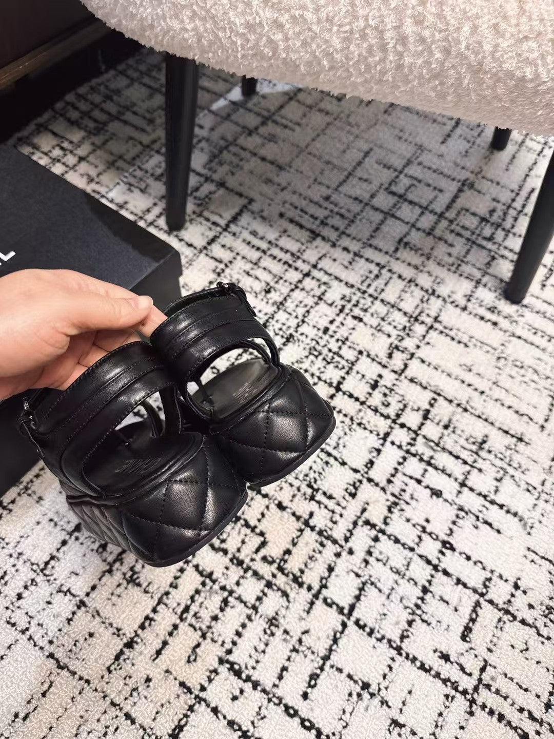 THICK-SOLED THONG SANDAL IN BLACK LAMBSKIN
