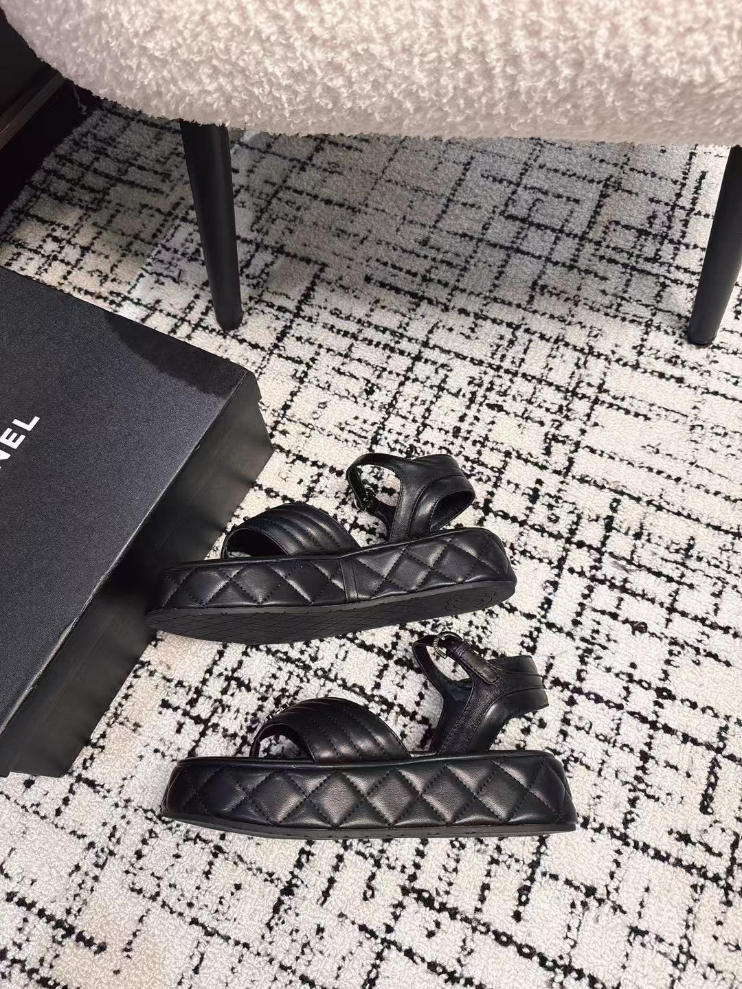 THICK-SOLED THONG SANDAL IN BLACK LAMBSKIN