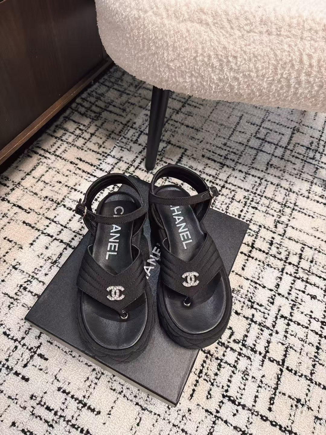 THICK-SOLED THONG SANDAL IN BLACK DENIM