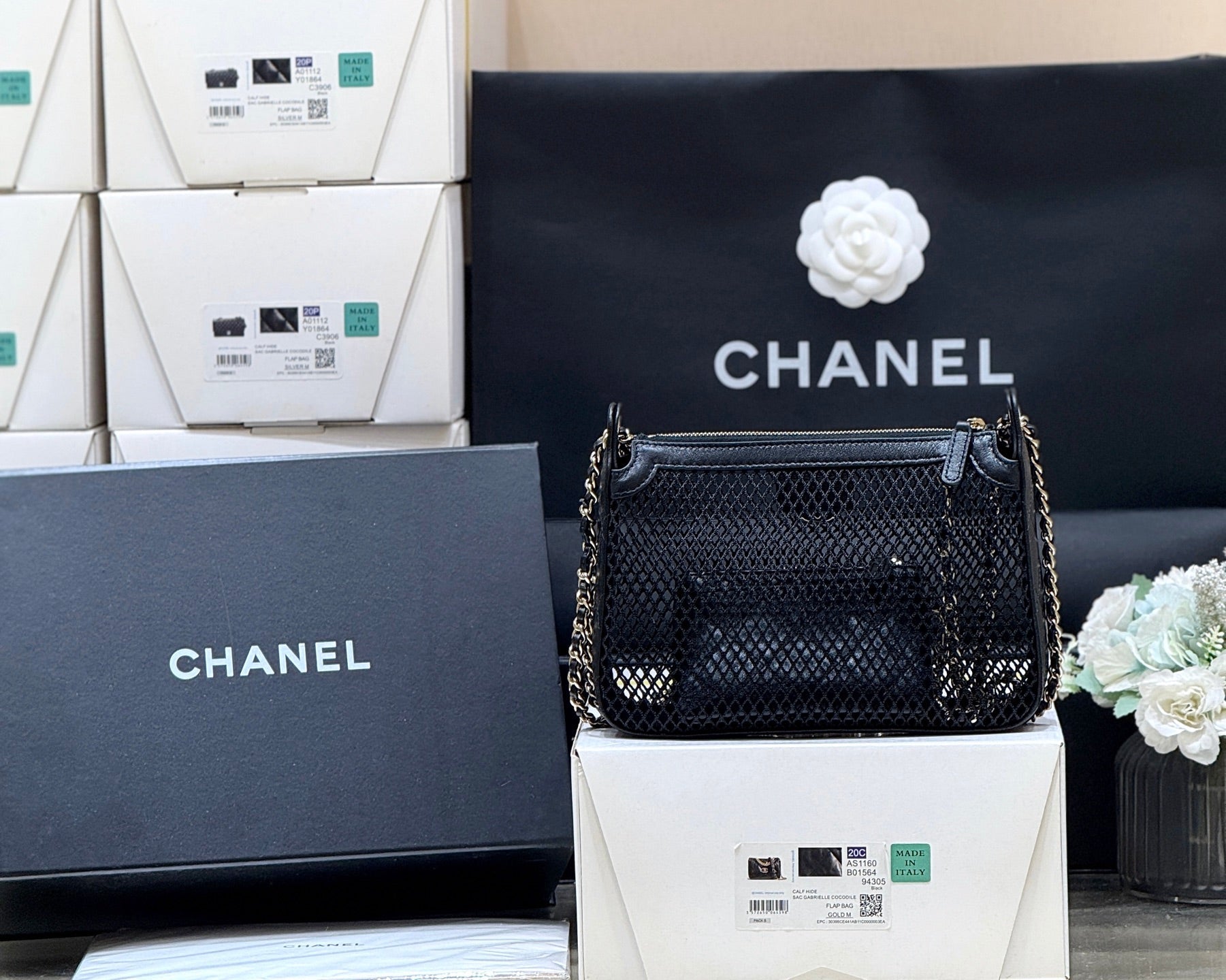 MESH POUCH 20 IN BLACK EFFECT LAMBSKIN WITH GOLD HARDWARE