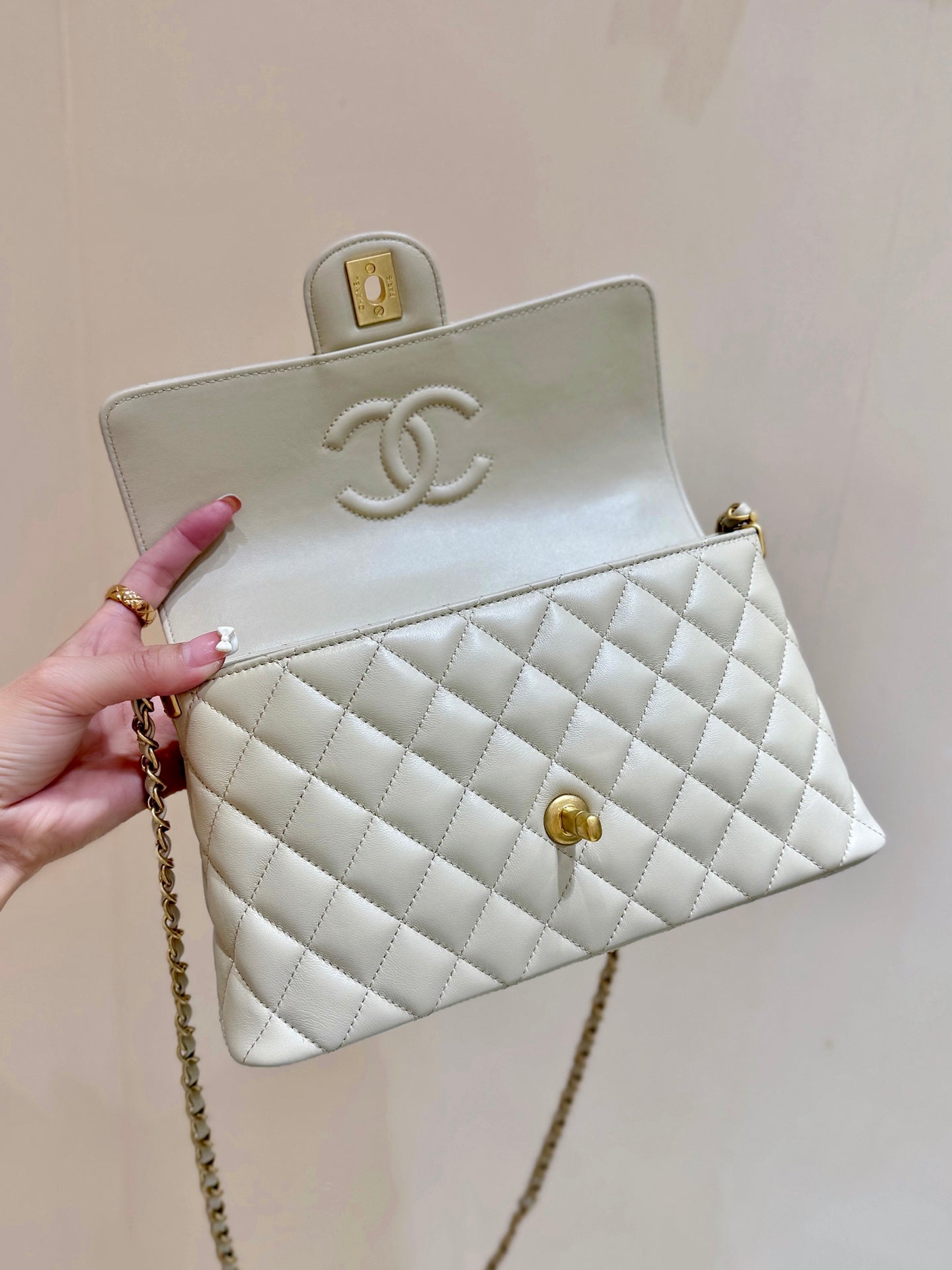 QUILTED FLAP BAG WITH HANDLE 26 IN BEIGE LAMBSKIN GOLD PLATED METAL