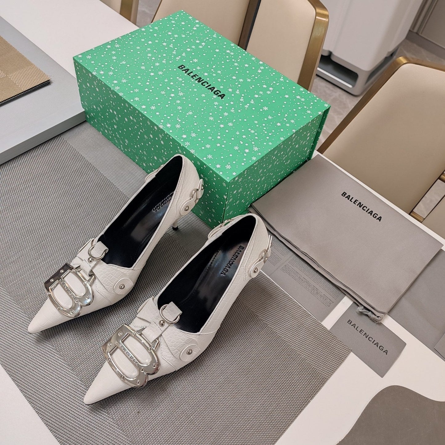 HIGH PUMPS WITH B SILVER BUCKLE IN WHITE CROCODILE PATTERN CALFSKIN