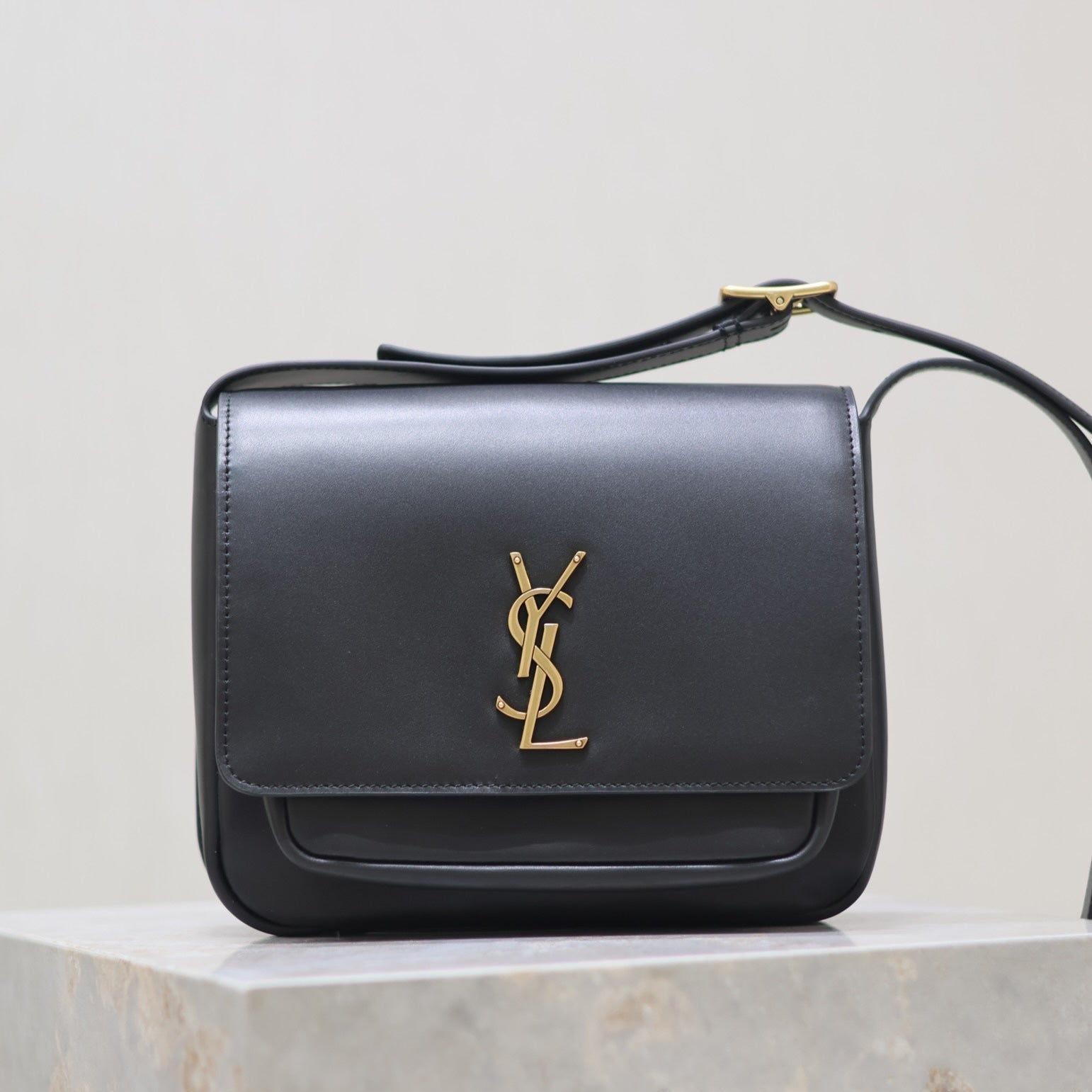 NIKI BABY 22 IN BLACK CALFSKIN GOLD LOGO