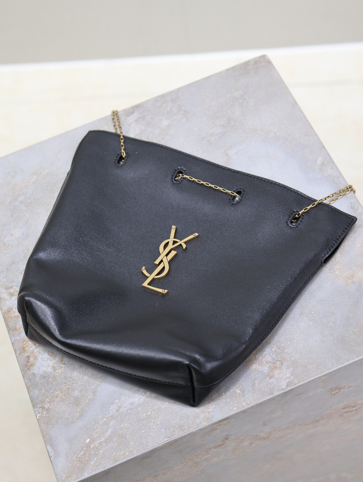 POCHON BUCKET BAG 20 IN BLACK LAMBSKIN GOLD HARDWARE