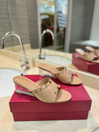 ROCKSTUD MULE SANDALS WITH TRANSPARENT HEEL IN SAND BROWN CALFSKIN