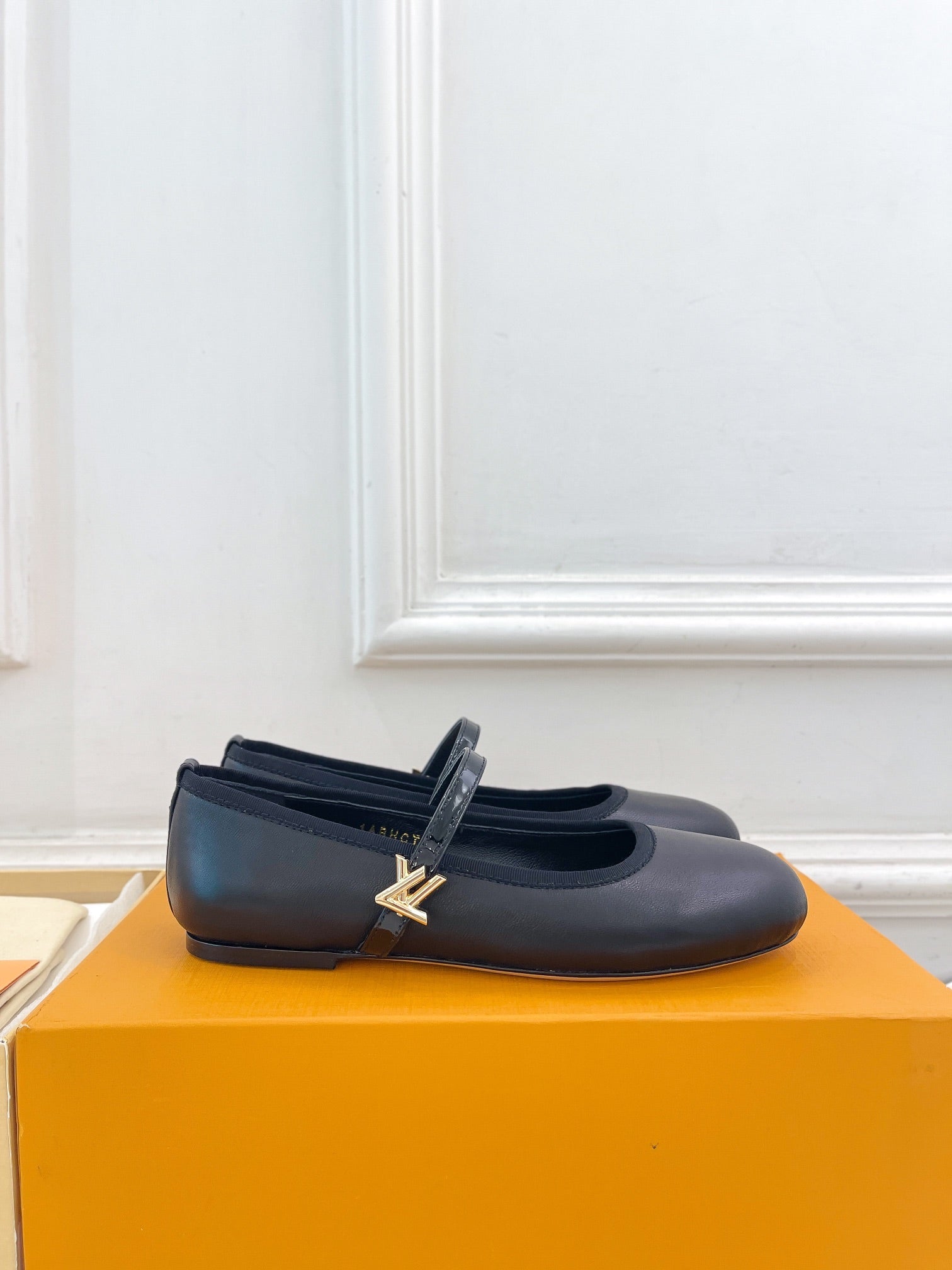 LV WOMEN ROMY FLAT BALLERINA IN BLACK METALLIC LAMBSKIN