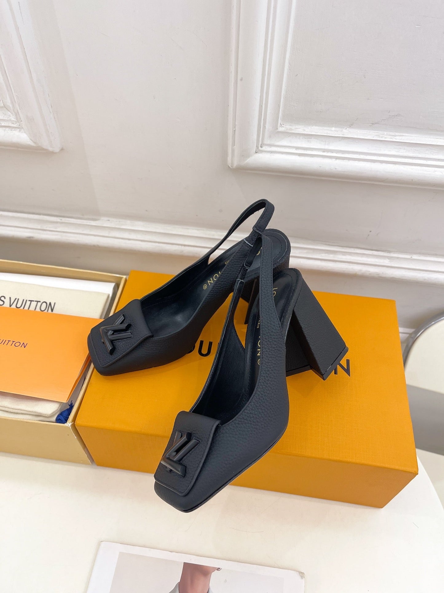SHAKE SQUARE-TOE BLOCK HEEL 9 CM SANDALS IN BLACK PEPPLE CALFSKIN
