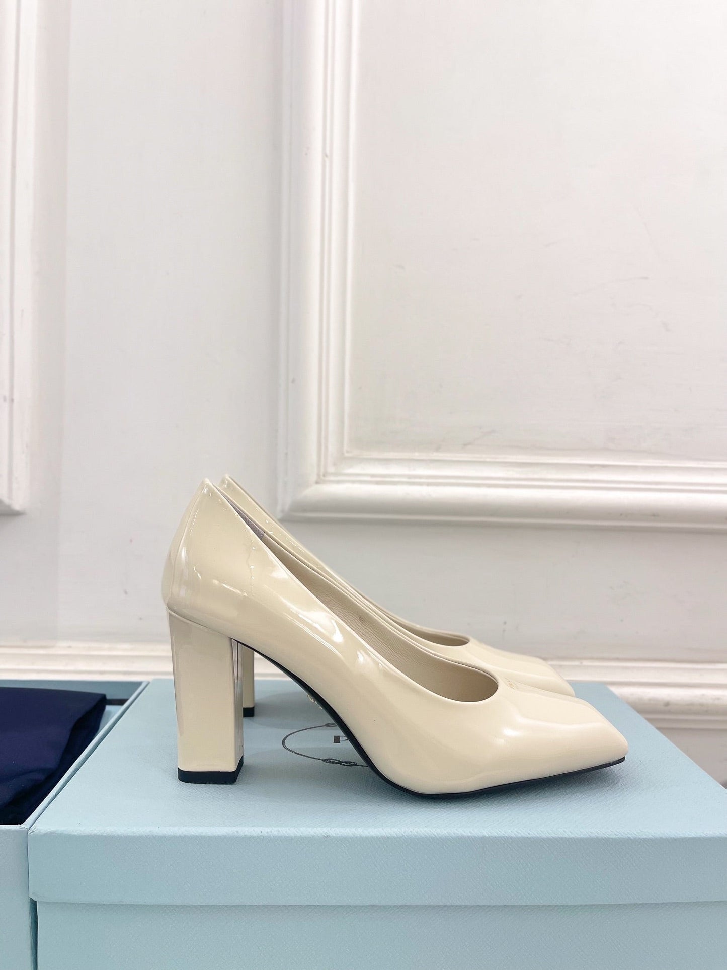 SQUARE TOE HIGH PUMPS IN WHITE GLOSSY CALFSKIN