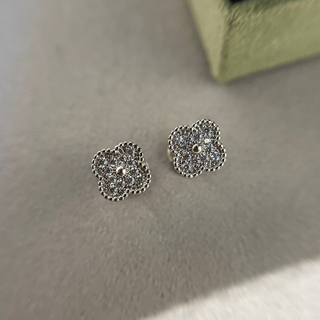 CLOVER MINI DIAMOND STUD EARRINGS